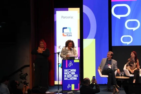 Foto colorida de Margareth Menezes durante o primeiro encontro nacional de gestores da cultura - Metrópoles