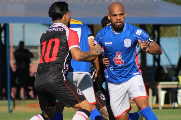 Disputa na grande área em jogo entre Cianorte e Joinville na Série D
