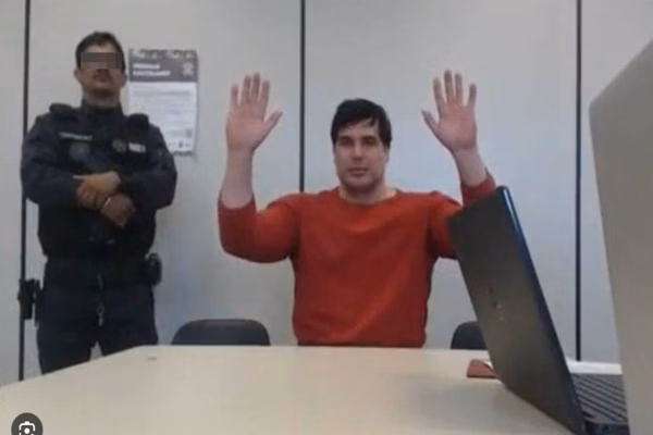 Foto colorida do empresario suspeito de matar gari durante audiencia de custodia em Belo Horizonte