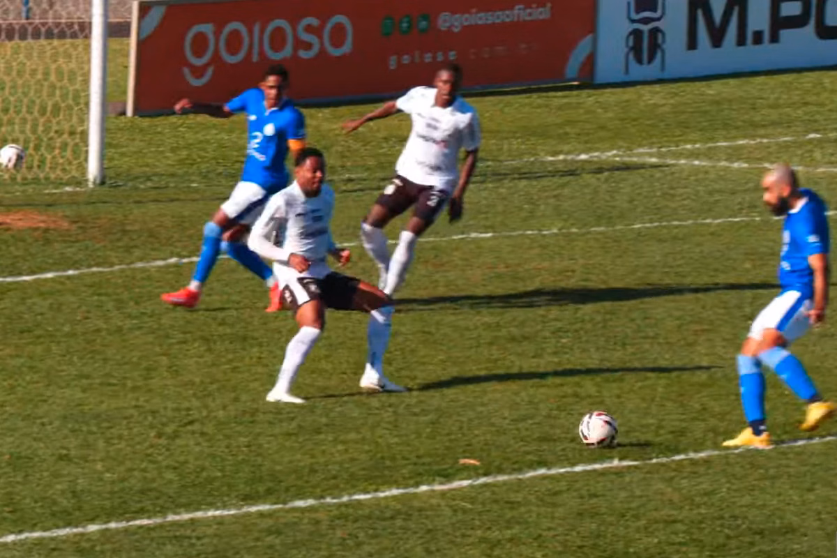 Daniel Costa tenta fazer gol para o Goiatuba contra a Inter de Limeira pelas quartas da Série D