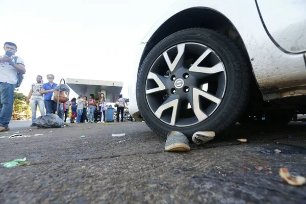 Carro invade ponto de ônibus e atropela sete pessoas na Asa Norte