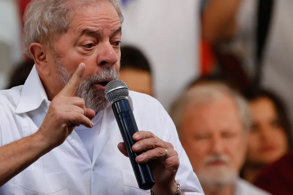 Lula pede que desembargador se declare suspeito para julgar Lava Jato