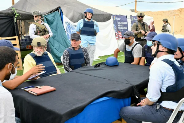 Imagem colorida de Imagens compartilhadas pelo embaixador dos EUA em Israel, Mike Huckabee, mostram ambos visitando o ponto de distribuição.