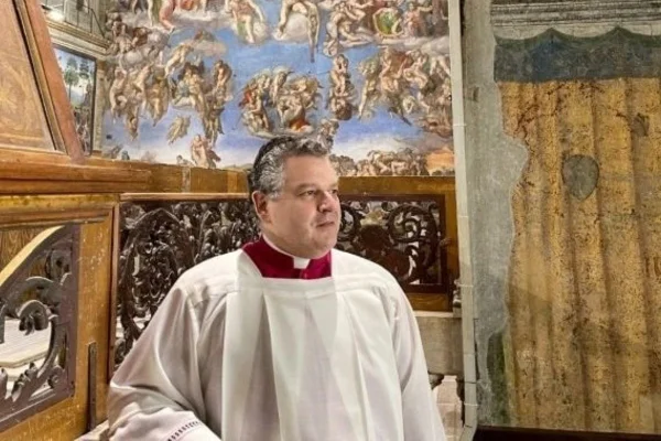 Brasileiro rege coral na primeira missa do Papa Leão XIV - Metrópoles