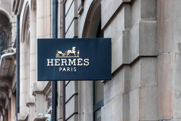 Na imagem com cor, foto da loja da hermes - metrópoles