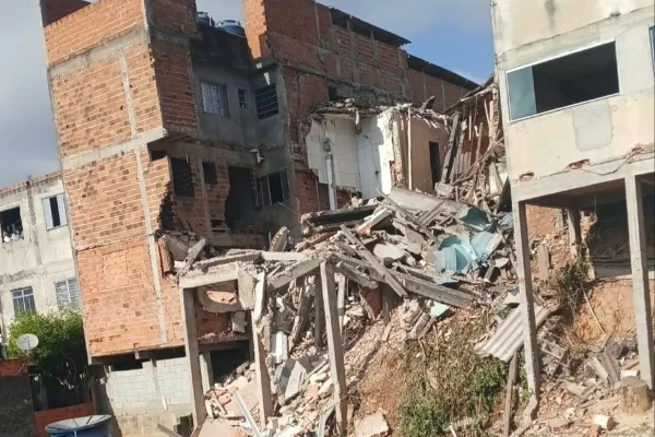 Imagem colorida de imóvel após explosão de botijão de gás. Metrópoles