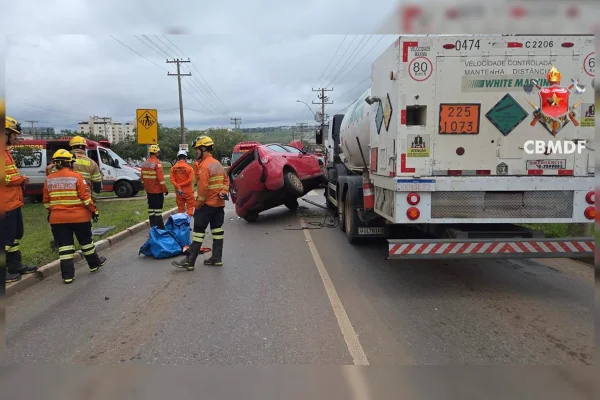 Carro bate em caminhão-tanque no DF e duas pessoas ficam feridas