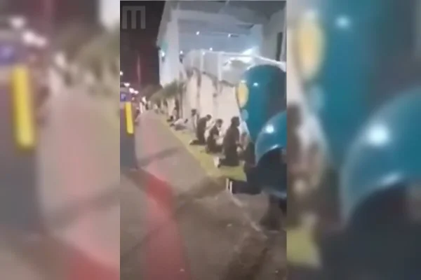Familiares de vítimas da Covid-19 fazem corrente de oração em muro de hospital