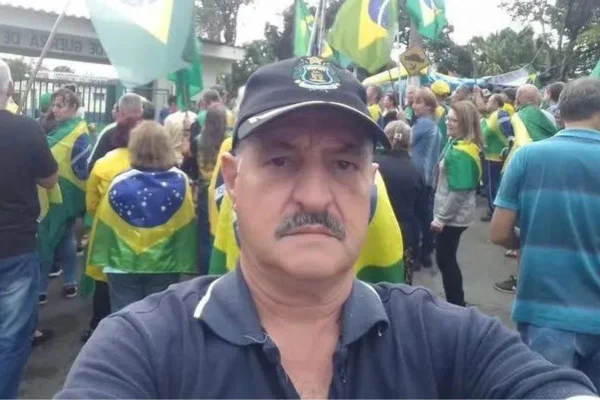 Imagem colorida mostra Arioldo Rodrigues Júnior no ato de 8/1 - Metrópoles