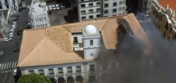 imagem colorida de incêndio na Câmara de Vereadores de Salvador