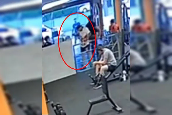 Imagens mostram momento em que homem é esfaqueado e morto em academia