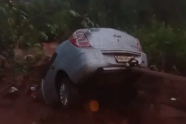 Imagem colorida de carro levado por enxurrada. Metrópoles