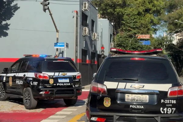 Imagem colorida de viaturas da Polícia Civil empenhadas na Operação Heisenberg. - Metrópoles