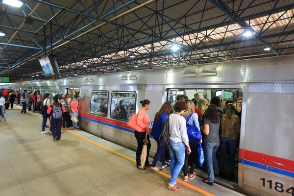 Sem acordo, metroviários mantêm greve