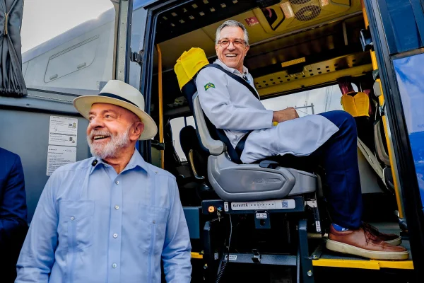 Lula com Alexandre Padilha durante visita ao Hospital de Amor de Barretos, em SP - Metrópoles