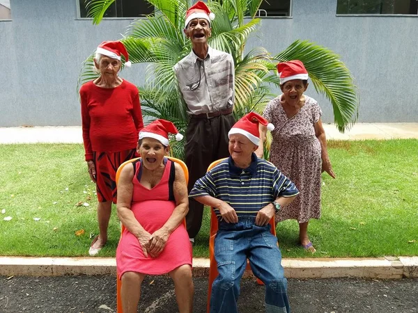 Vamos ajudar? Idosos de abrigo dançam para pedir presentes de Natal
