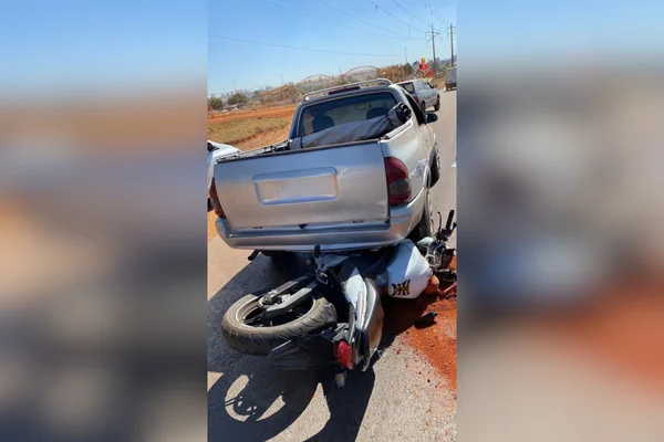 caminhonete em cima de moto