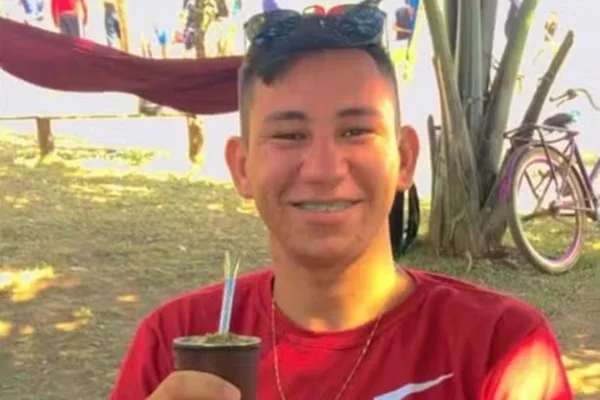 Foto colorida de Matheus Jeferson Fonte de Souza, sobrevivente de queda de avião no Acre - Metrópoles