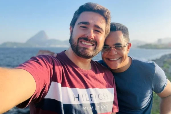 Apresentador da TV Globo assume novo namorado e colegas reagem 