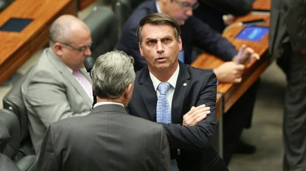 Bolsonaro apresenta queixa por injúria contra Jean Wyllys no STF