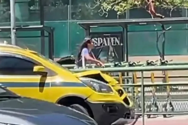 Imagem colorida, táxi amarelo amassado - Metrópoles