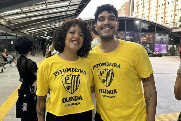 Amigos vestem camiseta da Pirombeira, troça carnavalesca de Olinda, para torcer pelo Agente Secreto no Oscar - Metrópoles