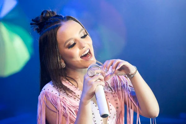 É oficial: Larissa Manoela está de namorado novo