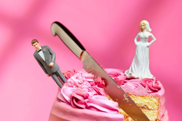 Mulher termina casamento após marido comer pedaço de torta