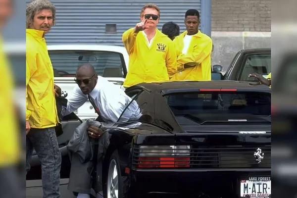 Foto colorida de Michael Jordan, lenda do basquete, desembarcando de sua Ferrari em 1992 - Metrópoles