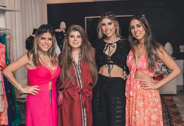 Tatá Canhedo abre sua casa para tarde de compras e drinques