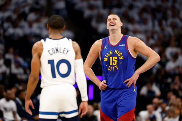 Nikola Jokic #15 do Denver Nuggets ri em quadra contra Minnesota Timberwolves