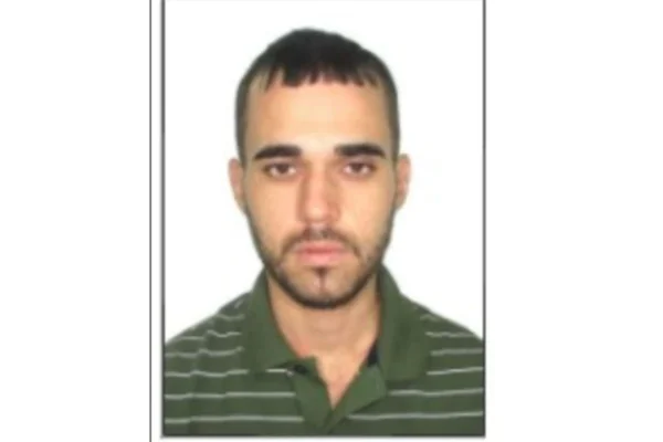 Imagem colorida de homem sério