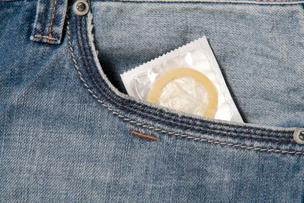 Foto de calça jeans masculina com preservativo no bolso - Metrópoles