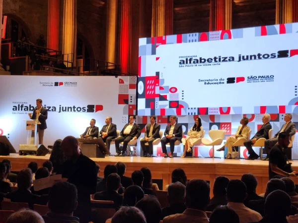 foto colorida do secretário da Educação de SP, Renato Feder, falando ao microfone durante anúncio de programa de alfabetização no estado - Metrópoles