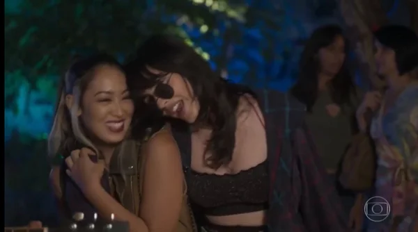 Vandinha (Ana Hikari) e Flávia (Valentina Herszage) em Quanto Mais Vida, Melhor!