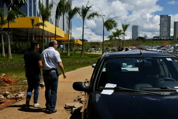 Estacionamento irregular rende multa a 28 mil veículos no DF em 2017