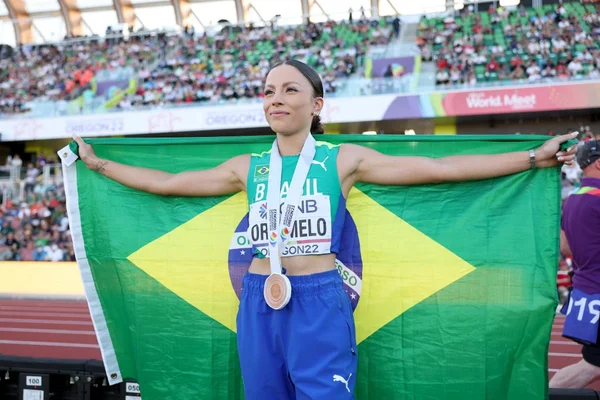 Letícia Oro Melo com a bandeira do Brasil e a medalha de bronze - Metrópoles