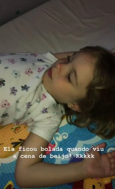 A pequena Aurora assistiu ao capítulo de terça-feira (11/12) da novela Espelho da Vida A pequena Aurora assistiu ao capítulo de terça-feira (11/12) da novela Espelho da Vida