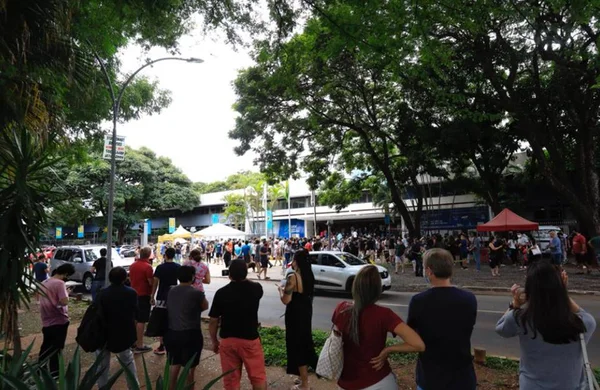 Primeiros alunos terminam prova do Enem no DF e reclamam de aglomeração