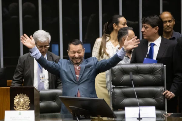 Imagem colorida mostra Ensaio geral da Posse Presidencial no plenário da Câmara dos Deputados - Metrópoles