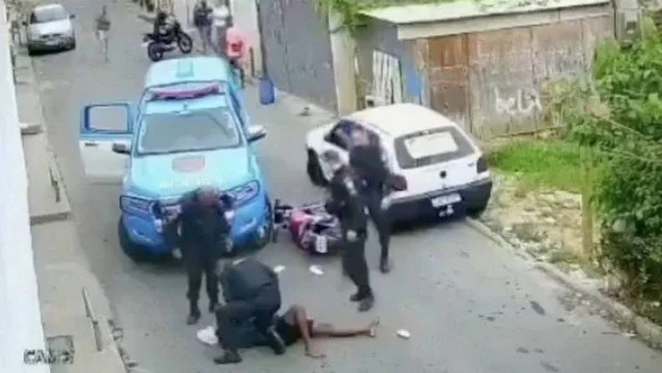 Vídeo: jovem é agredido por policiais militares quando voltava da padaria