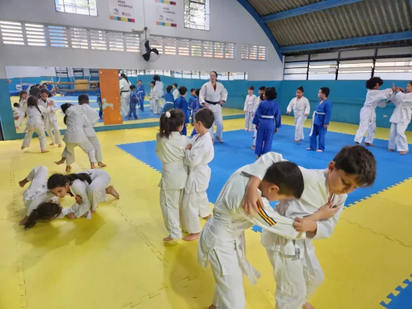 Foto colorida de aula de Judô da Rede Olímpica no Centro Esportivo do Cambuci - Metrópoles