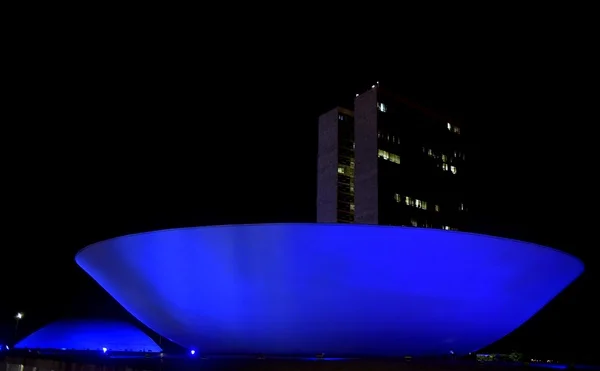 prédio colorido de azul em campanha de conscientização contra o câncer colorretal