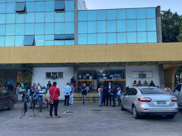 Parentes vão ao IML reconhecer corpos de mortos em operação no Rio