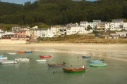 Praia de Porto de Bares, um vilarejo de pescadores localizado na província da Corunha, na comunidade autônoma da Galícia, na Espanha Praia de Porto de Bares, um vilarejo de pescadores localizado na província da Corunha, na comunidade autônoma da Galícia, na Espanha