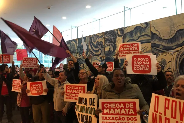 Protesto sede itaú - metrópoles