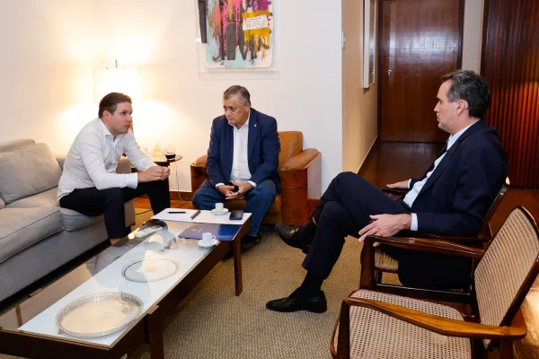 Imagem colorida mostra secretário-executivo do Ministério do Planejamento, Bruno Moretti, e o ministro da Secretaria de Relações Institucionais, José Guimarães, com o presidente da Câmara, Hugo Motta - Metrópoles