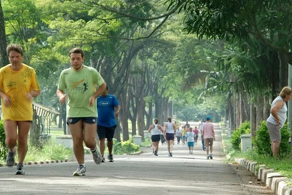 Imagem colorida da pista de caminhada do parque CERET com homens correndo - Metrópoles