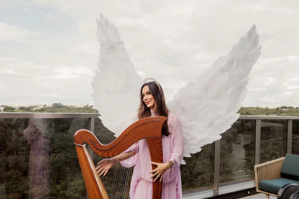 Kheli Abreu celebra aniversário em festa com temática celestial