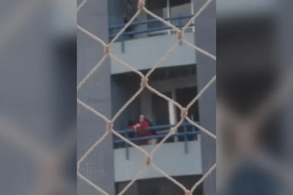Casal transa na sacada e vizinhos acionam a polícia: “Invejosos”